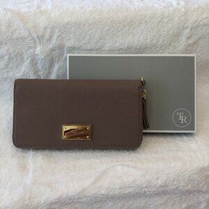 NWOT TR Large Women's Continental Custom Graved Wallet with Box